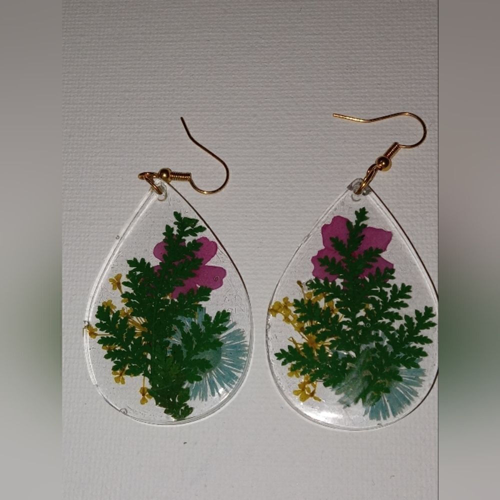 CLEARANCE Dried flower resin earrings - Picture 3 of 3